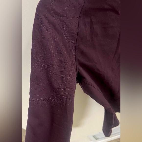 Lululemon Toasty tech 1/2 zip black cherry/maroon embroidered sleeve women’s 6 - Picture 8 of 12